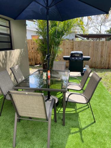 Beautiful 3 Bedroom house in Fort Lauderdale! Hot Tub and Great Location! in Dania Beach, USA