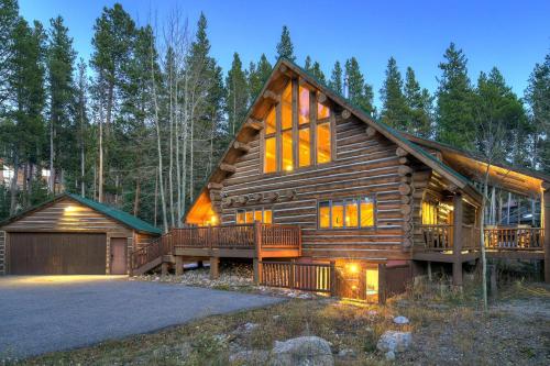 Peaceful Pines Log Lodge in Breckenridge, USA