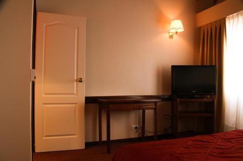 1 queen bed, 2 sofa beds