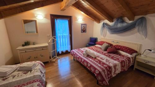 2 bedrooms, 5 beds