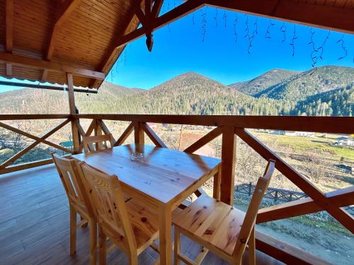 Apartment with Mountain View