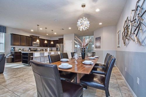 8 Bedroom Home at Windsor Westside with Top Amenities - image 4