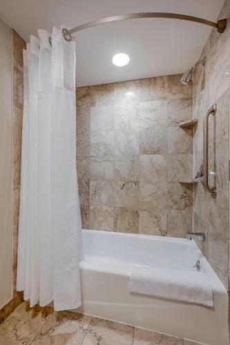 Courtyard by Marriot Cranbury South Brunswick - image 11