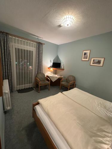 Double Room with Balcony image 5