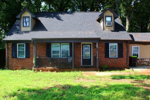 Cozy, Relaxing 4-Bedroom House in Forest Park Cozy, Relaxing 4-Bedroom House in Forest Park