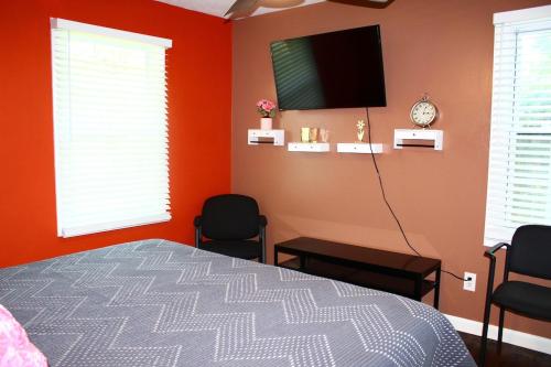 Cozy, Relaxing 4-Bedroom House in Forest Park Cozy, Relaxing 4-Bedroom House in Forest Park