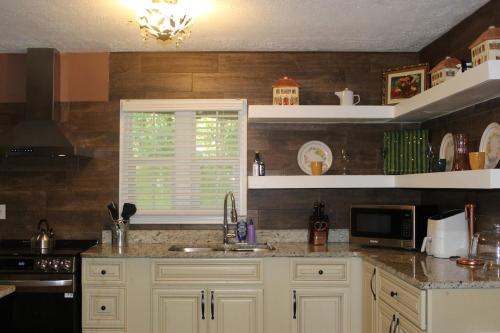 Cozy, Relaxing 4-Bedroom House in Forest Park Cozy, Relaxing 4-Bedroom House in Forest Park