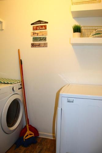 Cozy, Relaxing 4-Bedroom House in Forest Park Cozy, Relaxing 4-Bedroom House in Forest Park