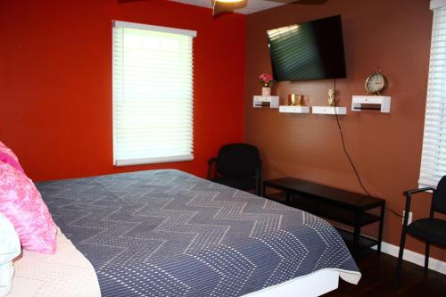 Cozy, Relaxing 4-Bedroom House in Forest Park Cozy, Relaxing 4-Bedroom House in Forest Park