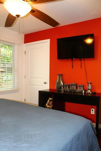 Cozy, Relaxing 4-Bedroom House in Forest Park Cozy, Relaxing 4-Bedroom House in Forest Park