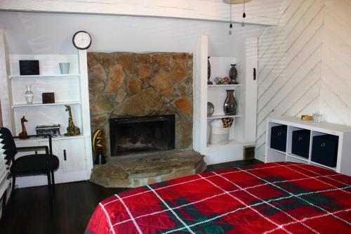 Cozy, Relaxing 4-Bedroom House in Forest Park Cozy, Relaxing 4-Bedroom House in Forest Park