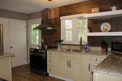 Cozy, Relaxing 4-Bedroom House in Forest Park Cozy, Relaxing 4-Bedroom House in Forest Park