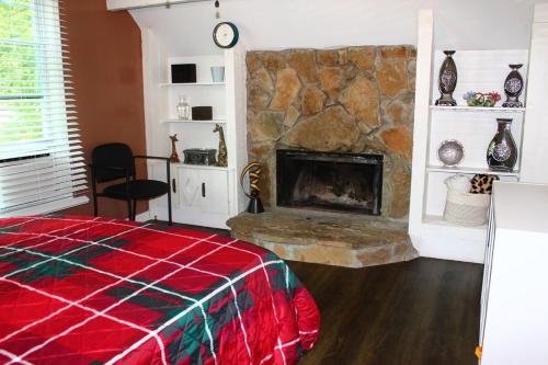 Cozy, Relaxing 4-Bedroom House in Forest Park Cozy, Relaxing 4-Bedroom House in Forest Park