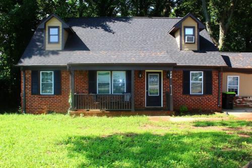 Cozy, Relaxing 4-Bedroom House in Forest Park Cozy, Relaxing 4-Bedroom House in Forest Park