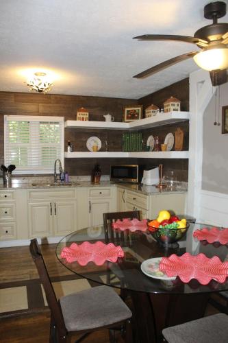 Cozy, Relaxing 4-Bedroom House in Forest Park Cozy, Relaxing 4-Bedroom House in Forest Park