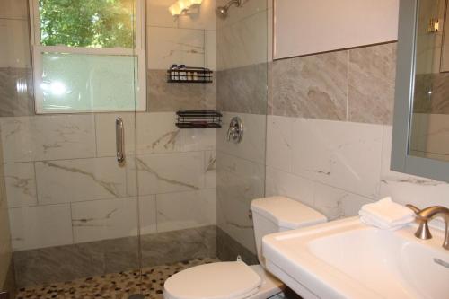 Cozy, Relaxing 4-Bedroom House in Forest Park Cozy, Relaxing 4-Bedroom House in Forest Park