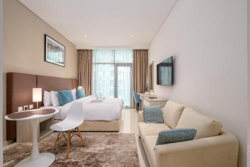 Charming Studio in Seven Palm with Balcony Rooftop Floor, Dubaj