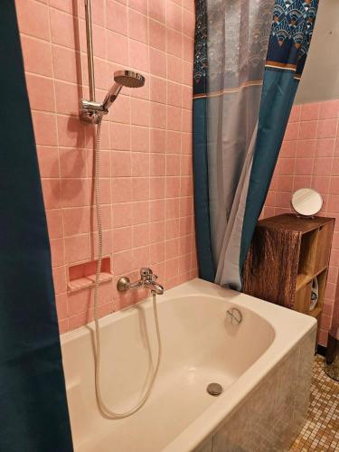 Zuhanyzó, Appartement avec balcon à Metz, 82 m², 4 personnes (Appartement avec balcon a Metz, 82 m², 4 personnes) in Magny