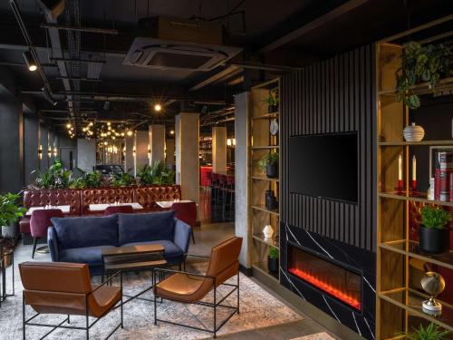 ผับ/เลาจน์, เรดิสัน เรด ลอนดอน แกตวิค แอร์พอร์ต (Radisson RED London Gatwick Airport) in สนามบินแกตวิค