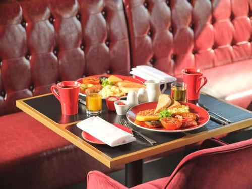 Radisson Red London Gatwick Airport - image 3