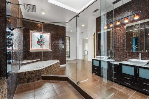 Luxurious Villa with Pool and Spa in Plano, USA