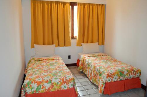1 double bed, 2 twin beds