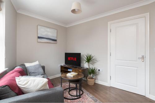 Spacious 4 BR home in Bedford, Sleeps 7, Parking gîte à louer Cople