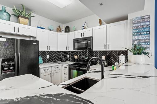 Sunrise Surprise 9th floor 2BR 2 BA King Suite Beach shuttle, heated pool! detail