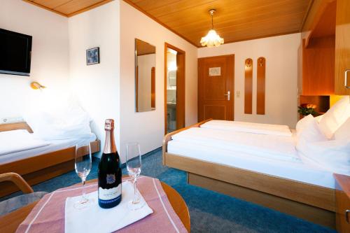1 king bed, 1 twin bed
