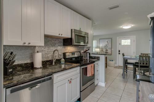 virtuve, Tranquility Pelican Suite - Oceanfront Paradise! in Melburnas pludmale (FL)