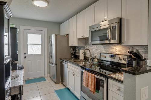 virtuve, Tranquility Pelican Suite - Oceanfront Paradise! in Melburnas pludmale (FL)