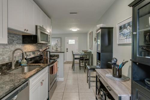 virtuve, Tranquility Pelican Suite - Oceanfront Paradise! in Melburnas pludmale (FL)