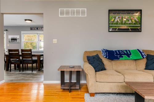 Golden Shamrock 3BR Home 3min to ND Golden Shamrock 3BR Home 3min to ND