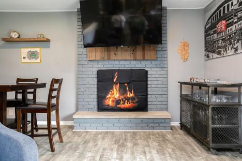 Golden Shamrock 3BR Home 3min to ND Golden Shamrock 3BR Home 3min to ND