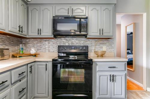 Golden Shamrock 3BR Home 3min to ND Golden Shamrock 3BR Home 3min to ND