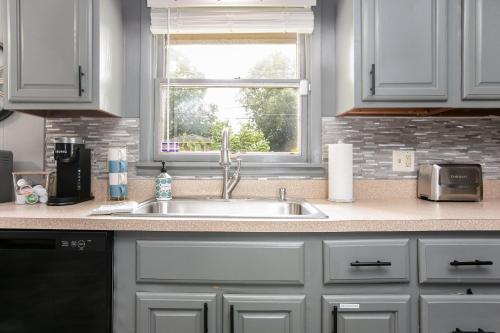 Golden Shamrock 3BR Home 3min to ND Golden Shamrock 3BR Home 3min to ND