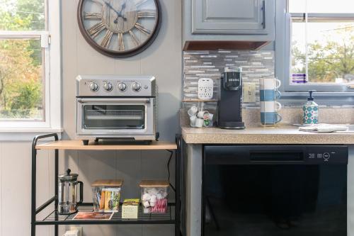 Golden Shamrock 3BR Home 3min to ND Golden Shamrock 3BR Home 3min to ND