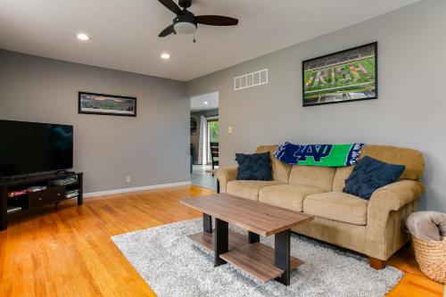 Golden Shamrock 3BR Home 3min to ND Golden Shamrock 3BR Home 3min to ND