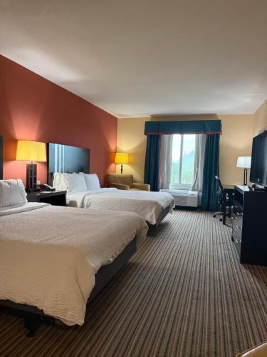 Standard Queen Room with Two Queen Beds and Mobility Accessible Tub