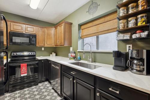 Fully Renovated 3-Bedroom Home, Walk to Ober Mountain & Just Minutes from Gatlinburg in Gatlinburg, USA