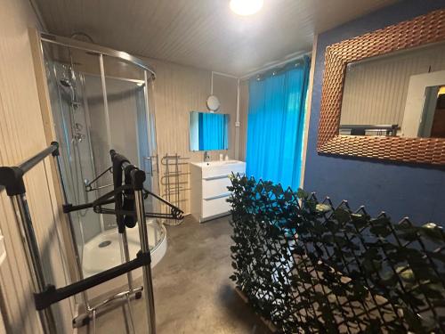 Bathroom, La Cheminee - Chambres d'hotes avec bar-restaurant in Montory