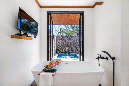 حمام, Hacienda Guachipelin Volcano Ranch Hotel & Hot Springs in رينكون دى لا فييجا