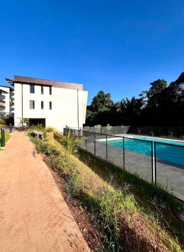 สระว่ายน้ำ, Studio avec jardin & piscine - vue forêt (Studio avec jardin & piscine - vue foret) in เรอมีร์-มงโฌลี