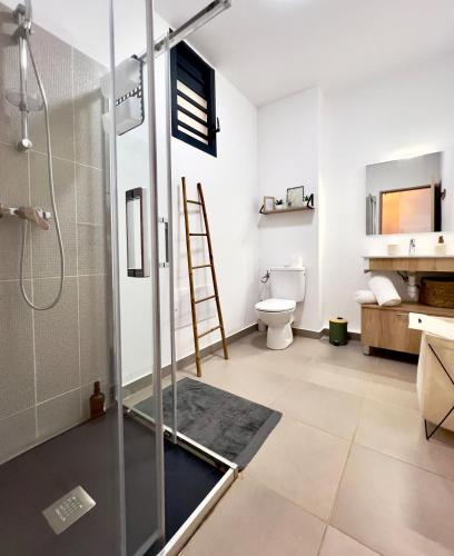 ฝักบัว, Studio avec jardin & piscine - vue forêt (Studio avec jardin & piscine - vue foret) in เรอมีร์-มงโฌลี