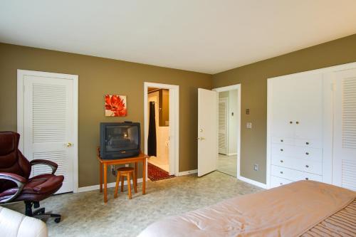 Spacious South Haven Home about 1 Mi to Lake Michigan! - image 3