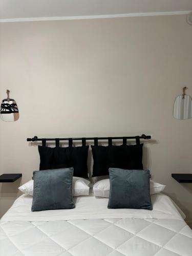 1 queen bed, 1 futon bed