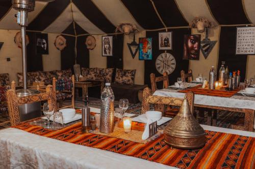 Ресторан, Tassili Luxury Desert Camp in Мерзуга