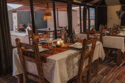 Ресторан, Tassili Luxury Desert Camp in Мерзуга