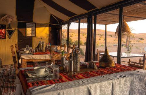 Ресторан, Tassili Luxury Desert Camp in Мерзуга