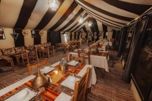 Ресторан, Tassili Luxury Desert Camp in Мерзуга